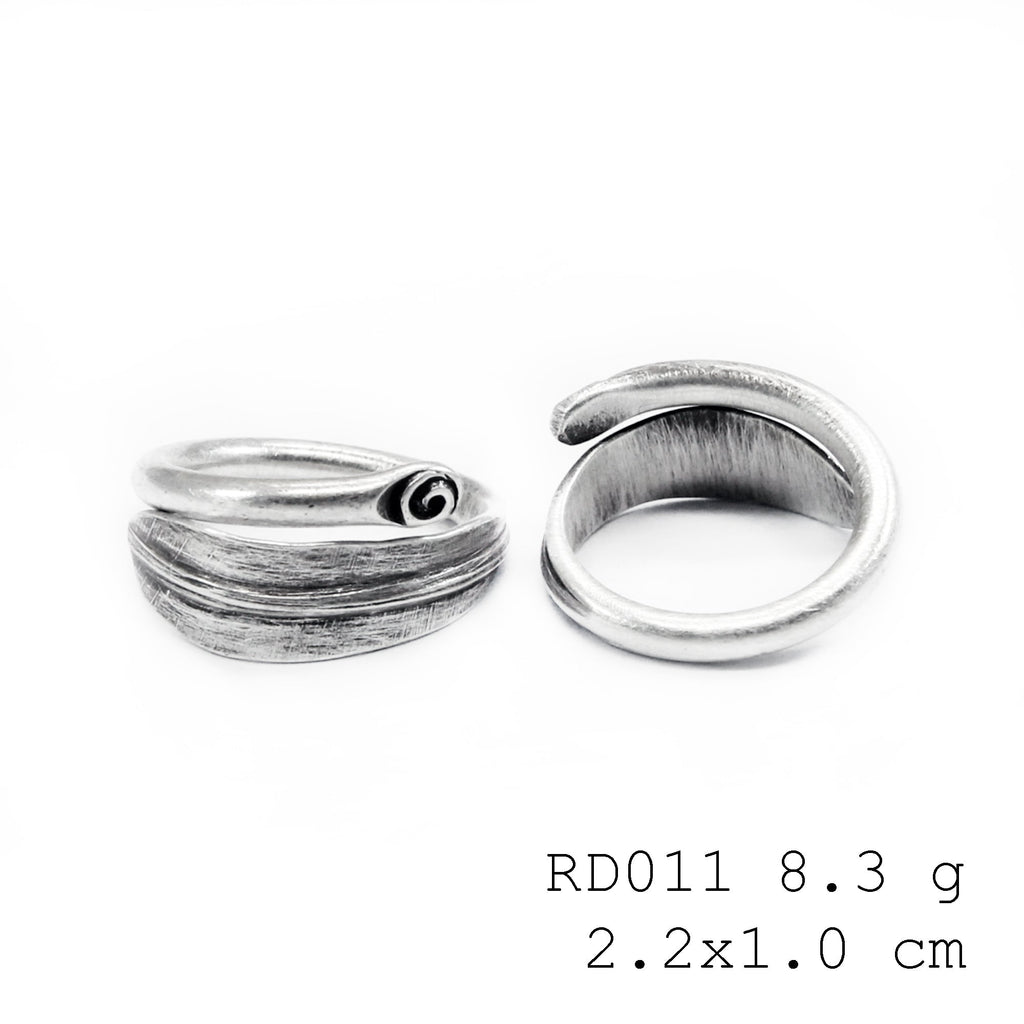 Serpent and shell. The captivating silver ring.