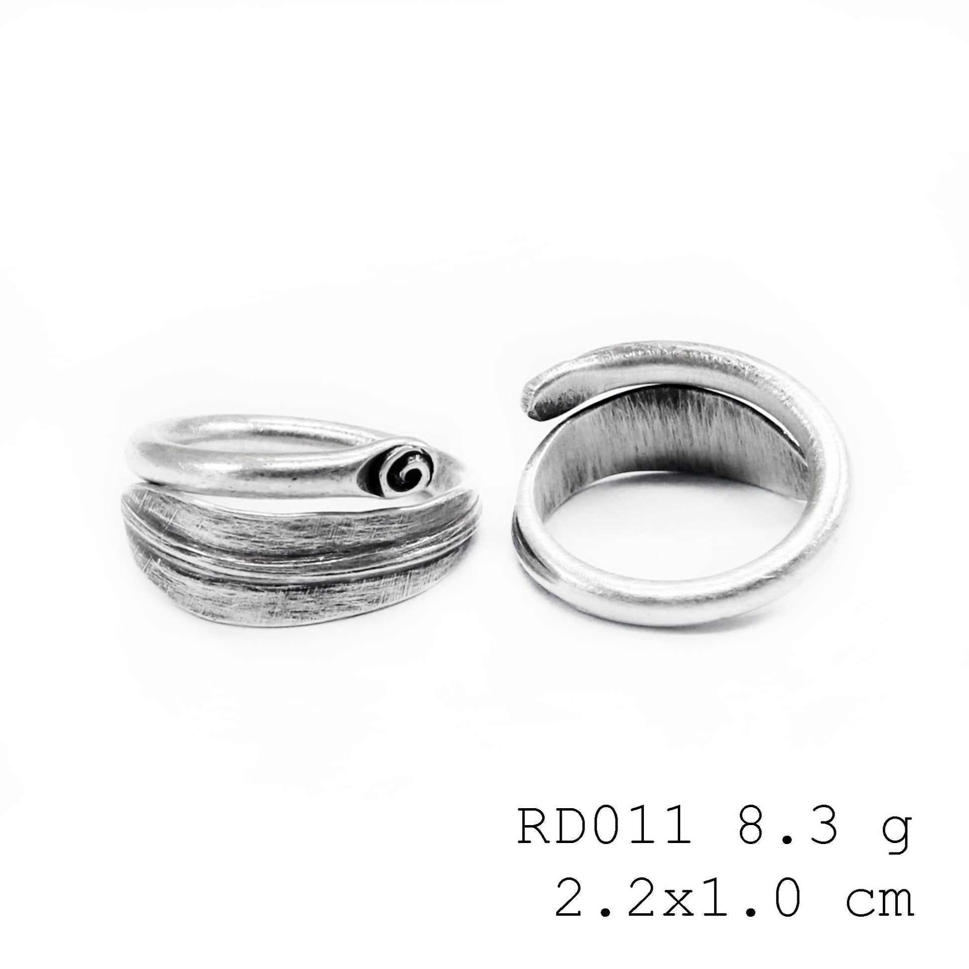 Serpent and shell. The captivating silver ring.