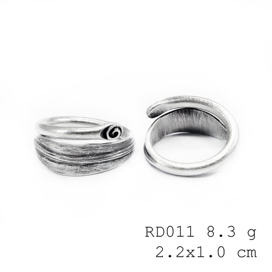 Serpent and shell. The captivating silver ring.