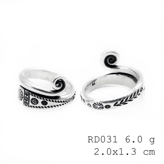 Details that draw you in. SNAIL SNAKE silver ring.