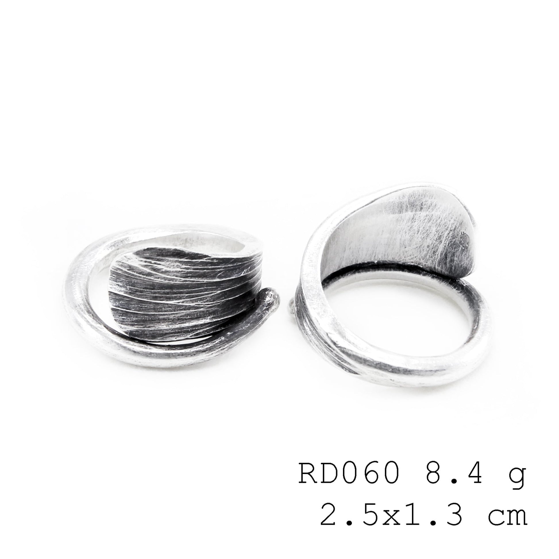 Wearable curiosity. The SNAIL SNAKE silver ring.