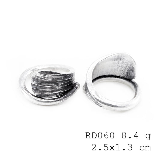 Wearable curiosity. The SNAIL SNAKE silver ring.