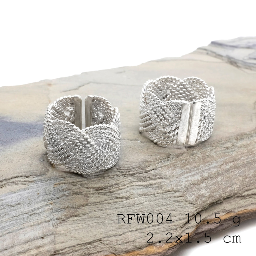 A miniature masterpiece of chivalry. Each detail on this White Knight silver ring is placed by hand.