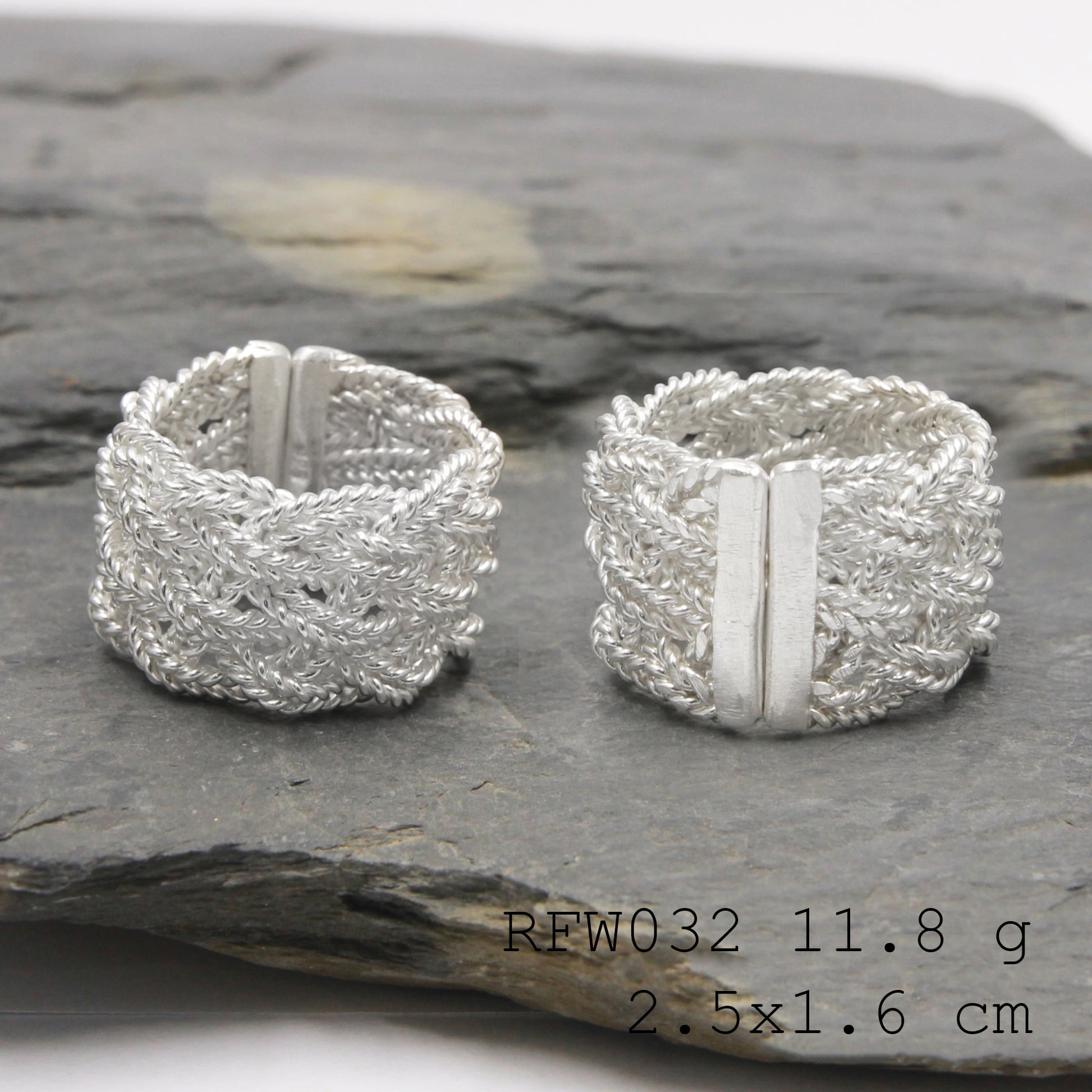 Stand for what's right. Adorn your finger with this meticulously designed White Knight silver ring.