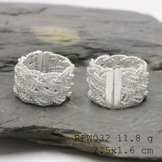 Stand for what's right. Adorn your finger with this meticulously designed White Knight silver ring.