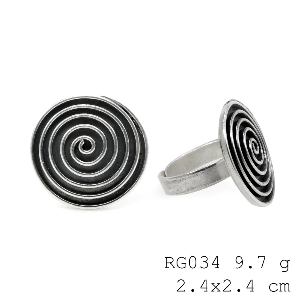 Slow living, fast style. Snail silver ring.