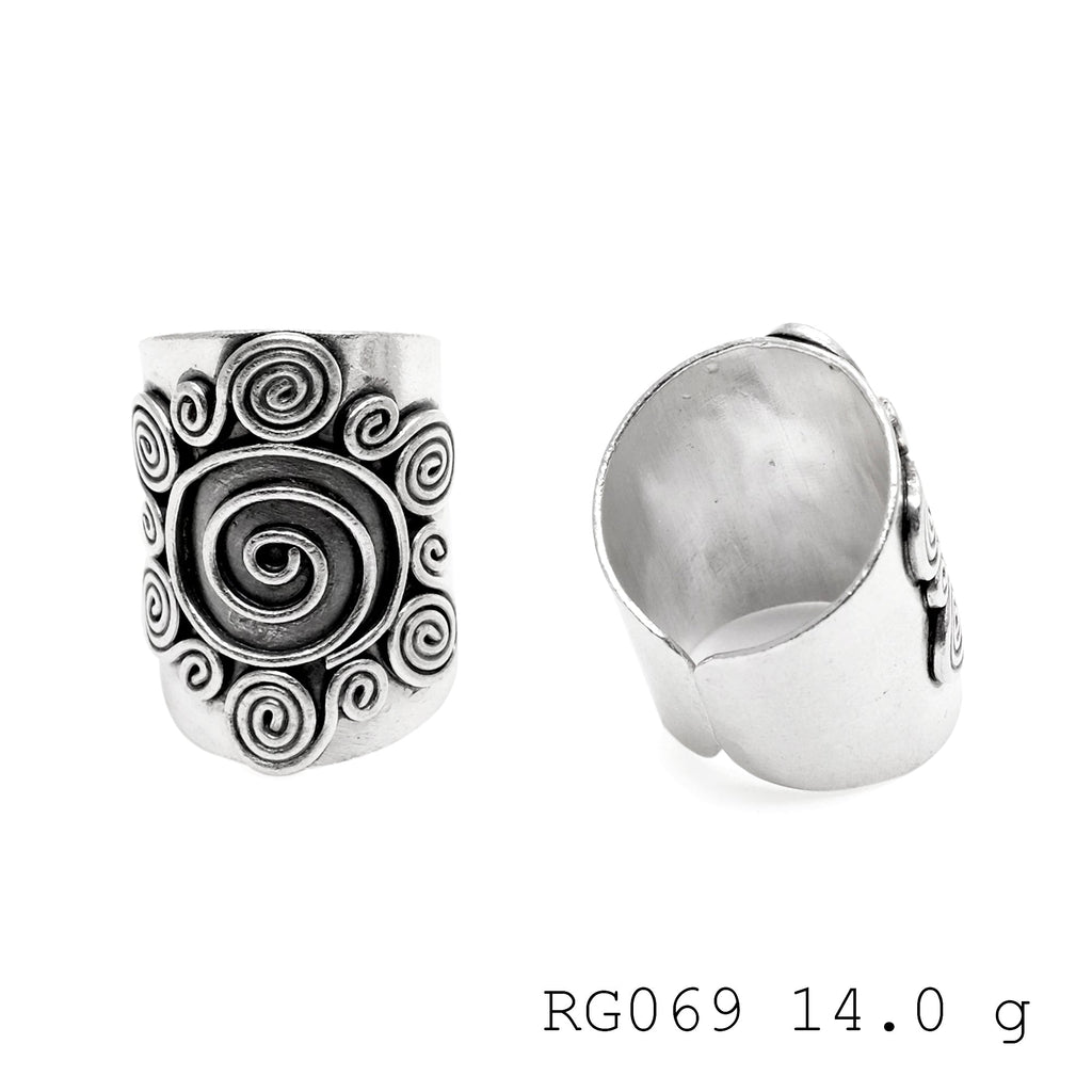 Captivating contours on this sterling silver ring.