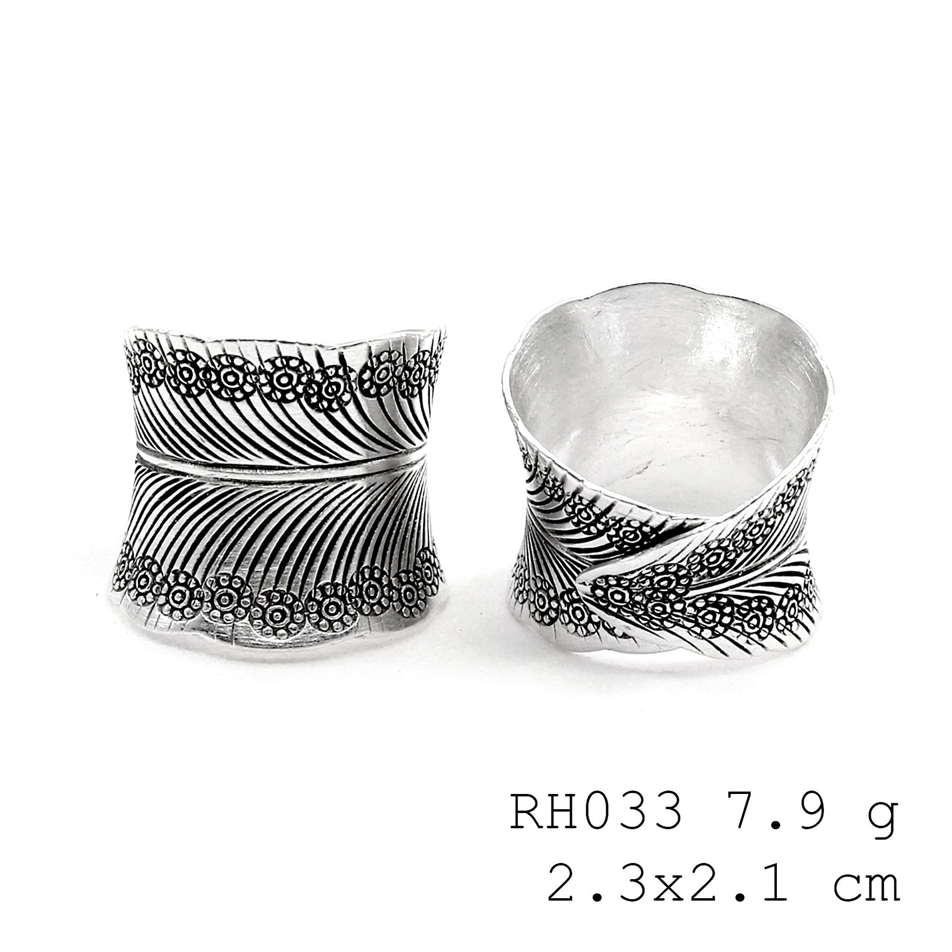 Masterfully crafted leaf silver ring.