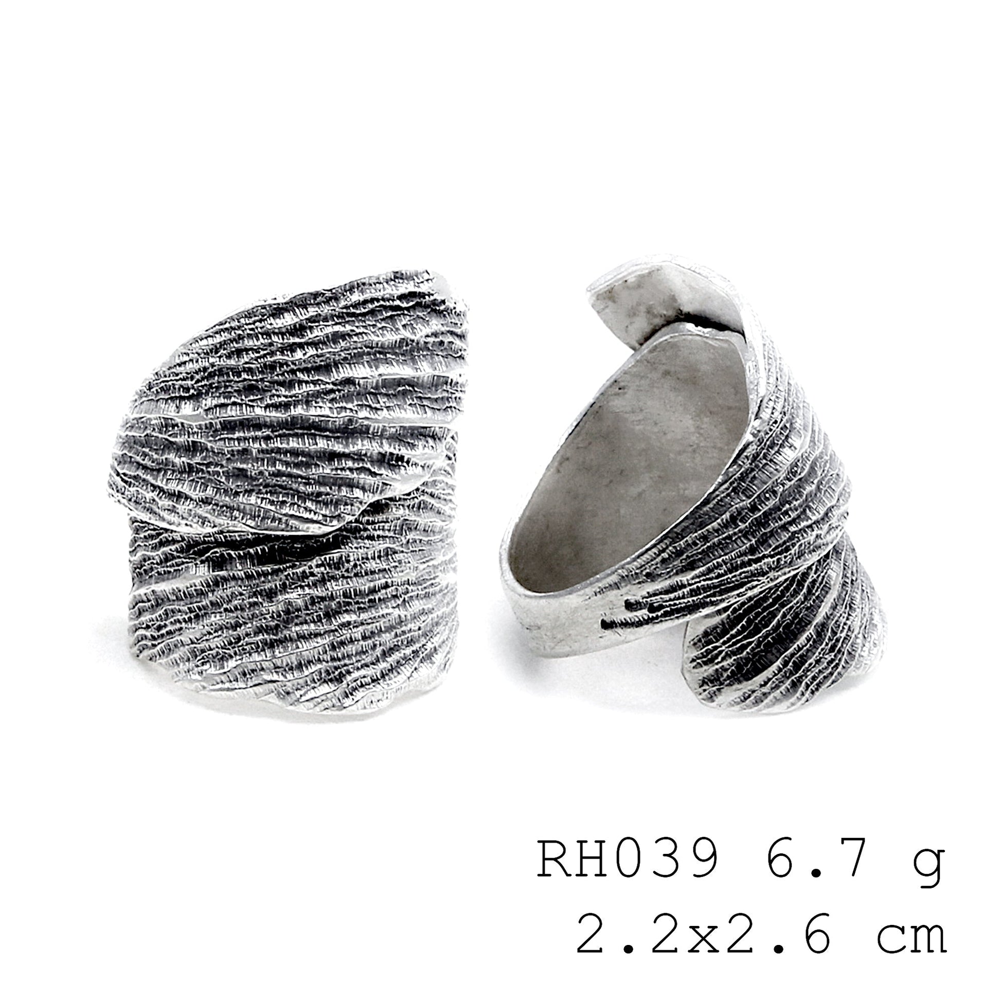 Timeless design. Leaf pattern silver ring.