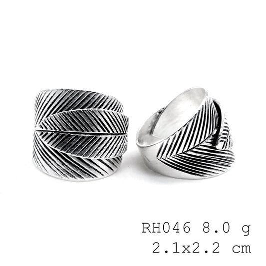 Effortlessly chic leaf silver ring.