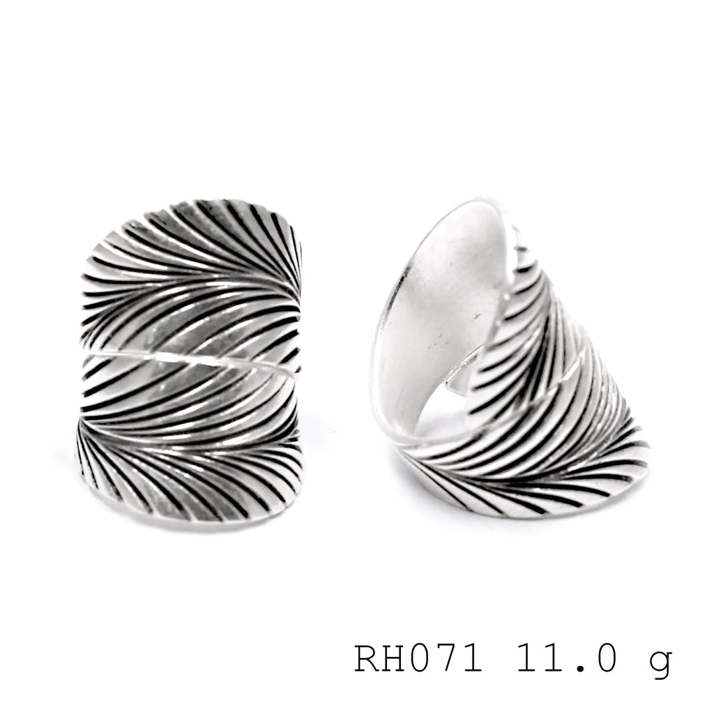 Rooted in style. Leaf inspired silver ring.