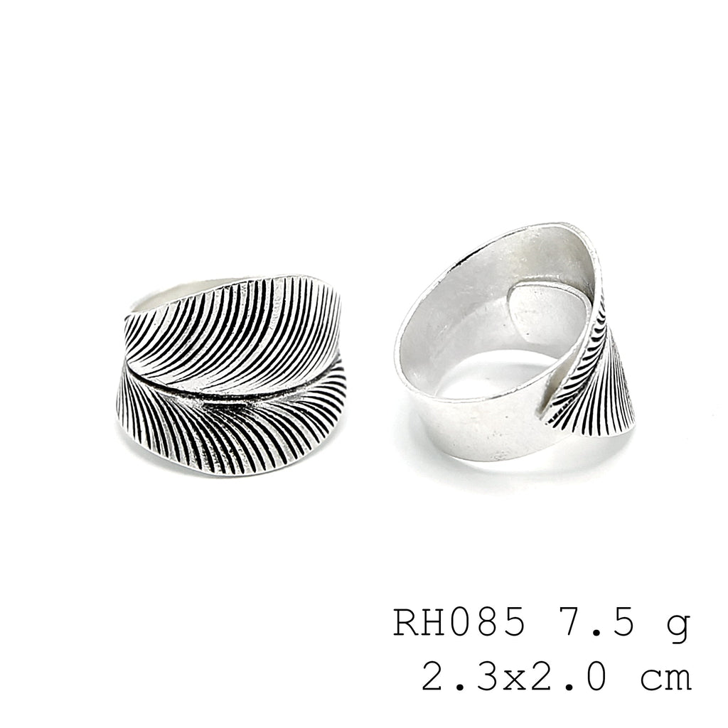 Always blooming. Leaf design silver ring.