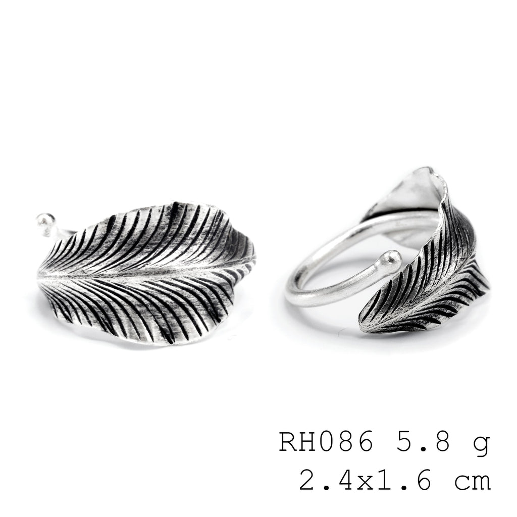 New season, new style. Leaf silver ring.