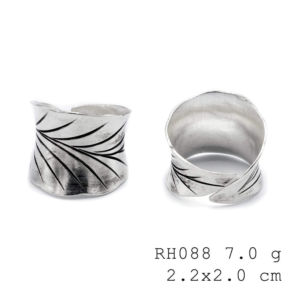 The perfect accessory: Leaf texture silver ring.