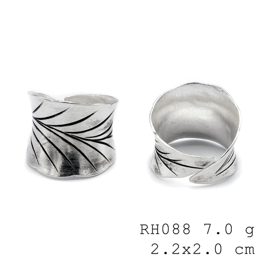 The perfect accessory: Leaf texture silver ring.
