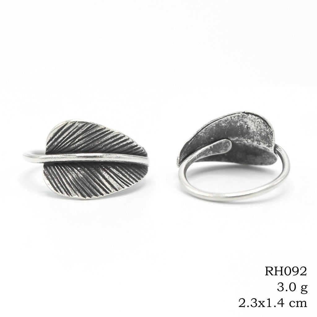 Artisan jewelry: A detailed leaf silver ring.