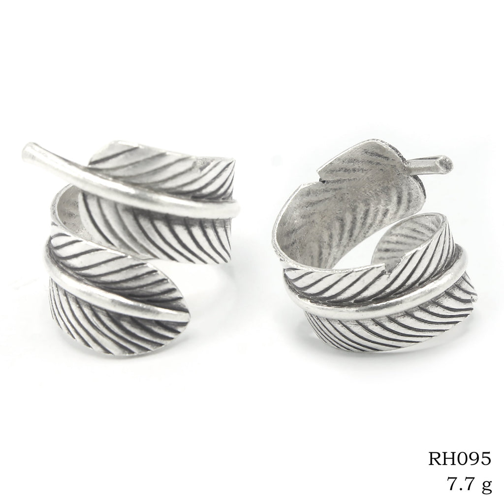 Simple, organic charm. Leaf silver ring.