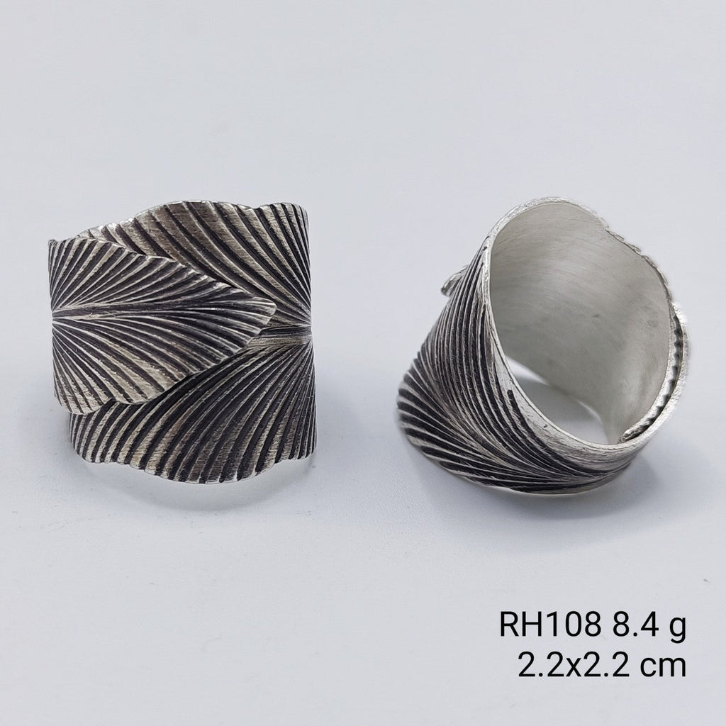 Fall for this design. Leaf detail silver ring.