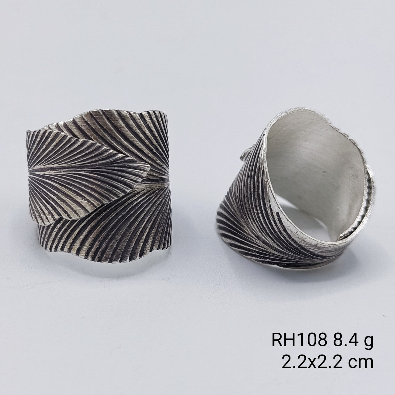 Fall for this design. Leaf detail silver ring.