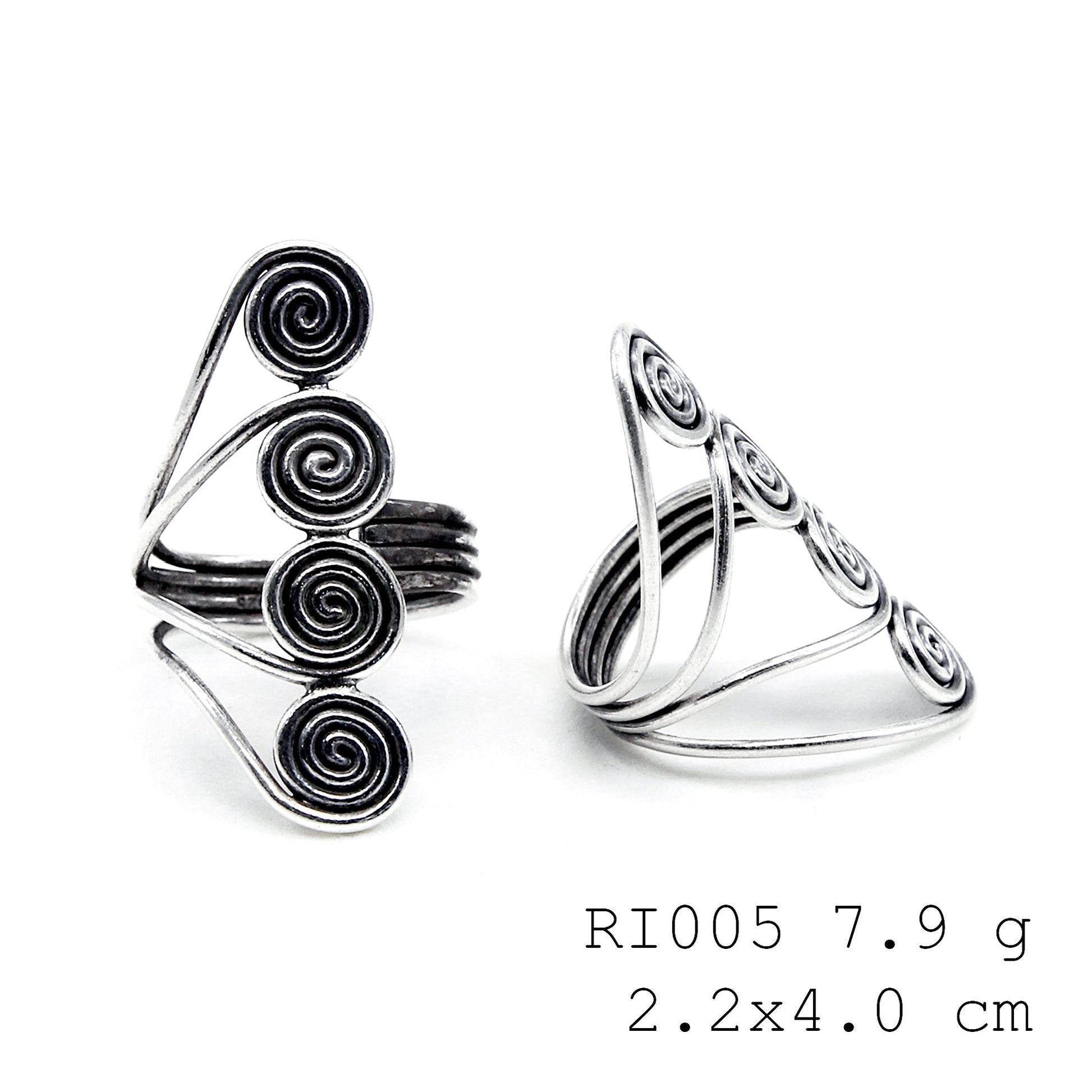 Handcrafted rhythm in solid silver. Snail line silver ring.