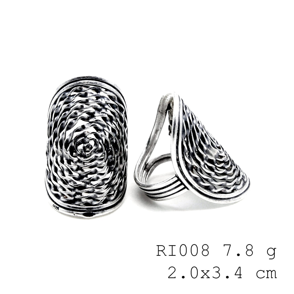 Minimalist movement on your hand. Snail line silver ring.