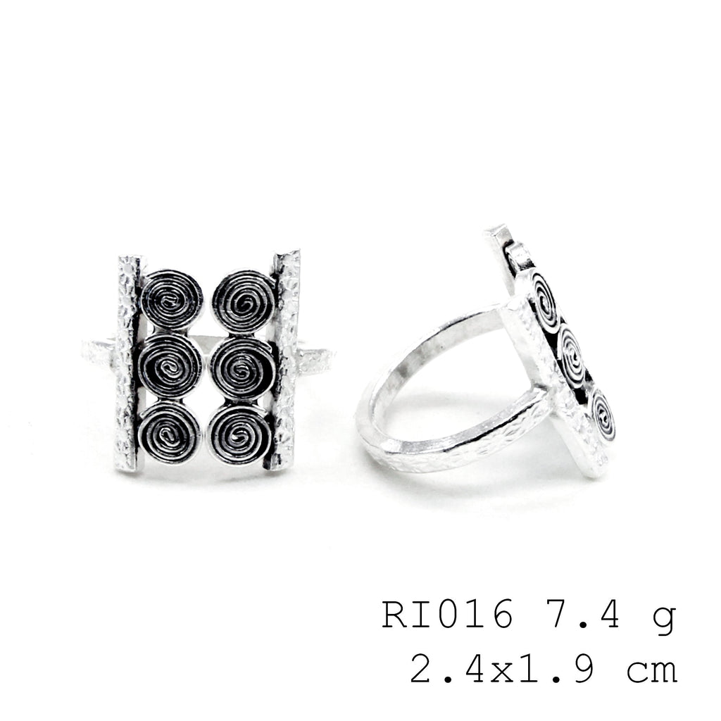 Uncoil your style with this silver ring.