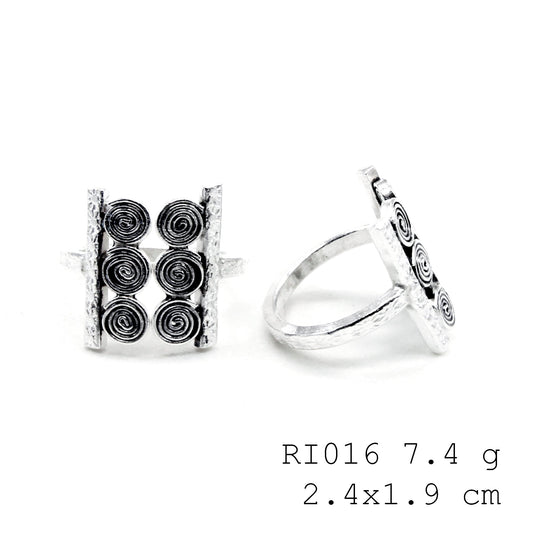 Uncoil your style with this silver ring.