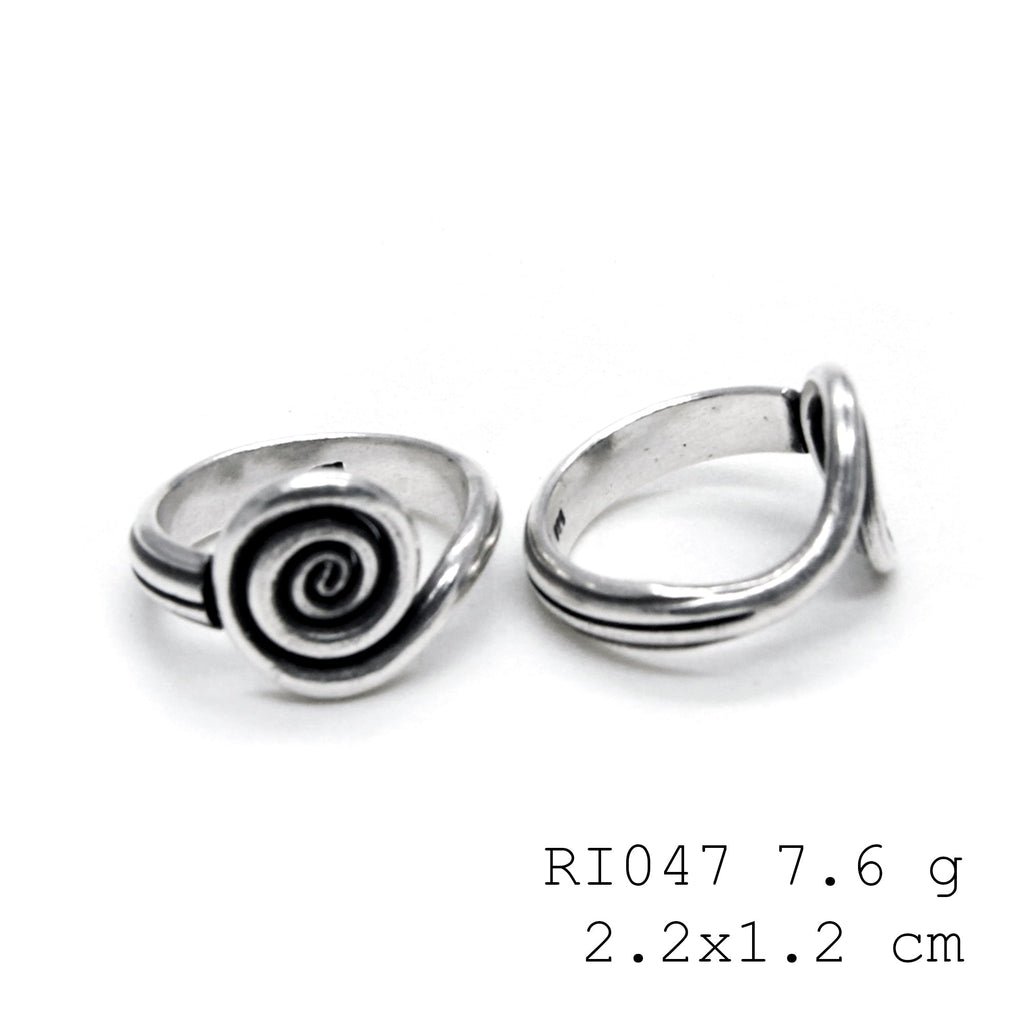 Simple, stunning, pure. Snail line silver ring.