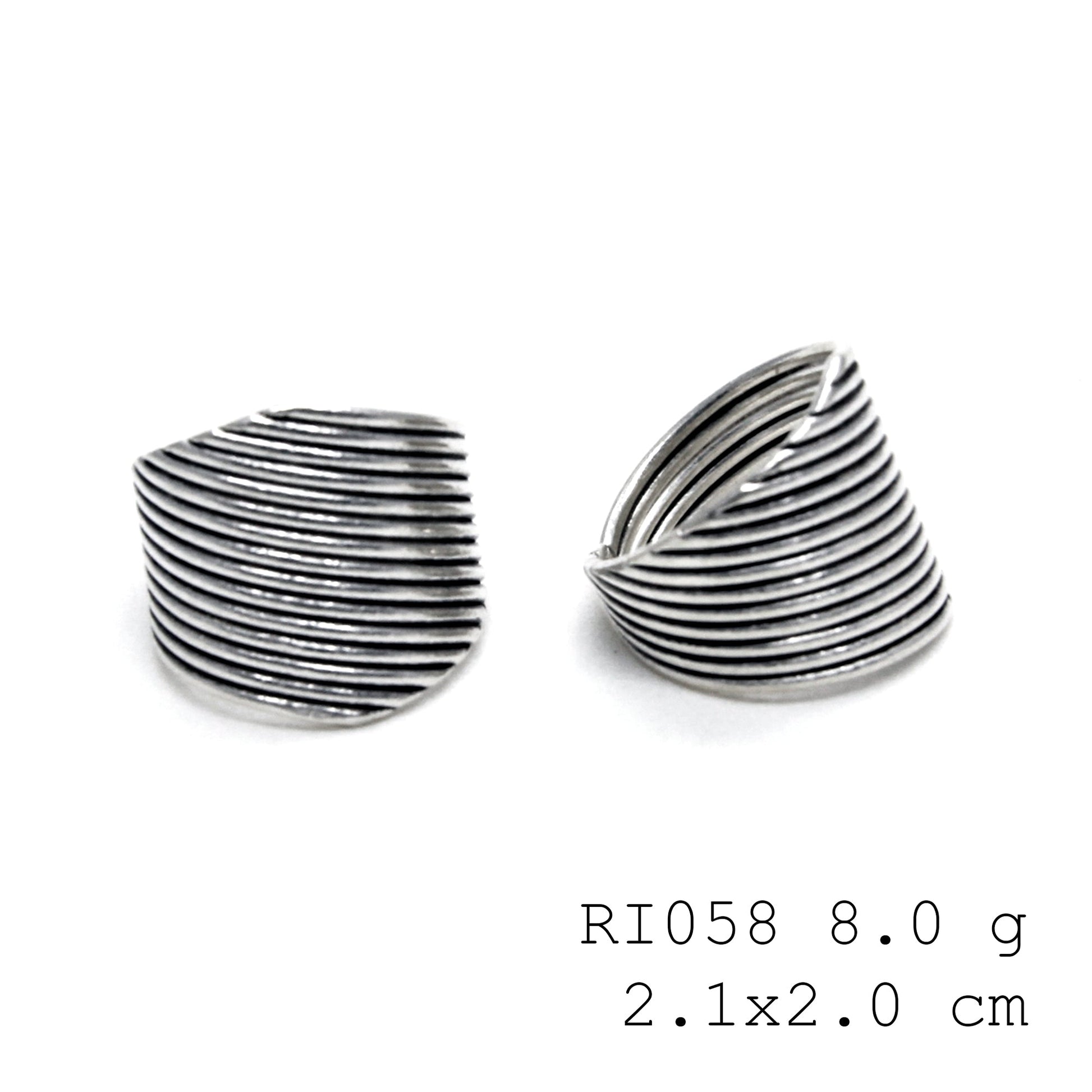 Slow living, fast style. Snail line silver ring.