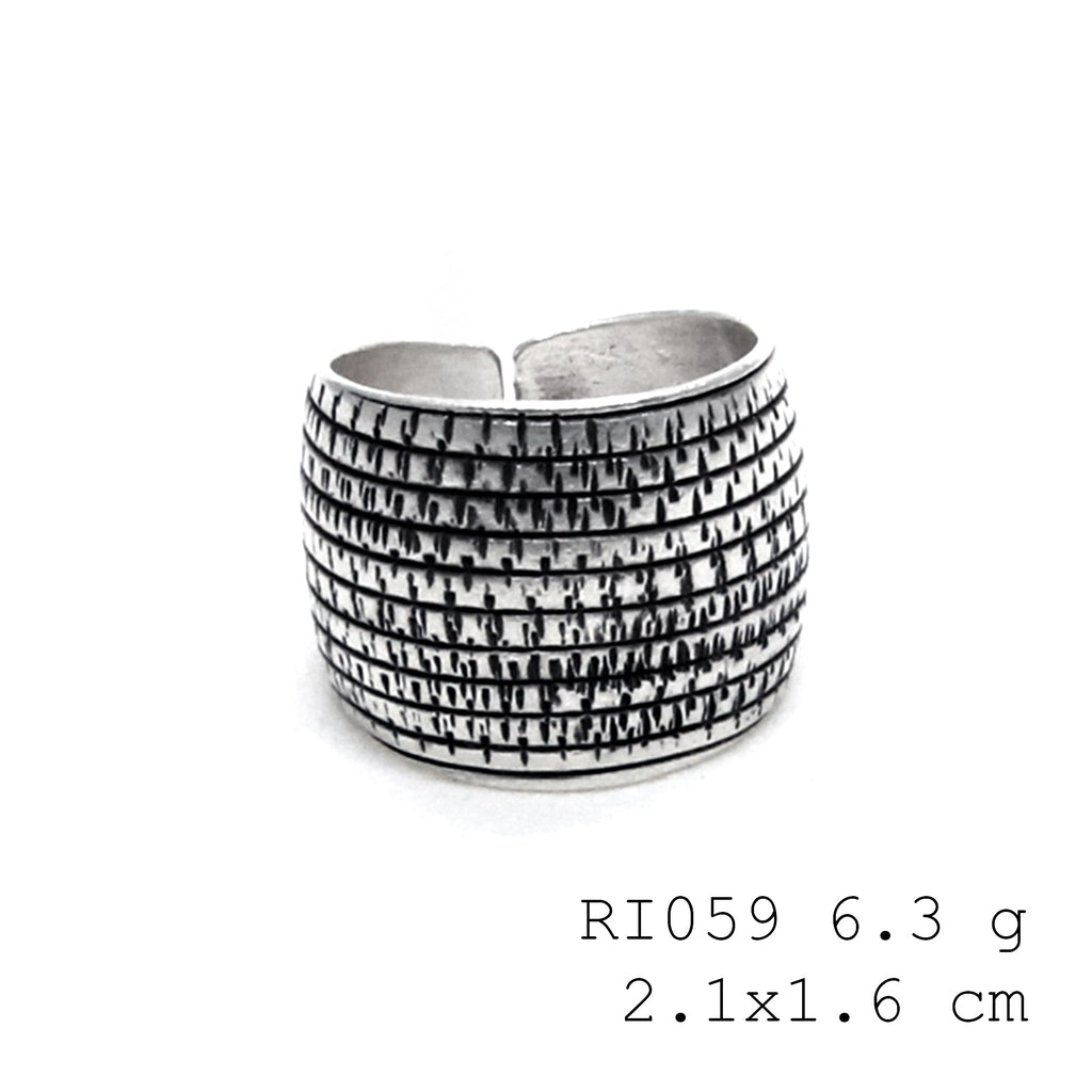 The beauty of a drawn line, captured forever. Snail line silver ring.