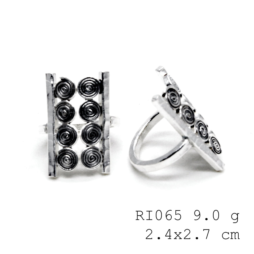 A slow, elegant curve. Pure sterling style. Snail line silver ring.