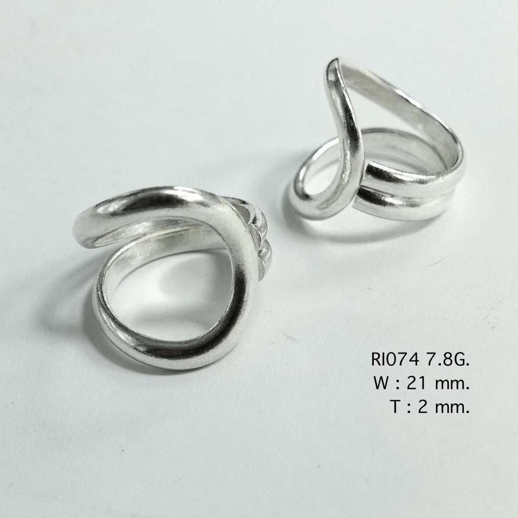 Obsessed with this snail line. Snail line silver ring.