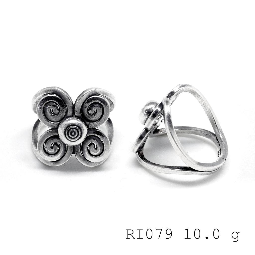 A dreamy line, cast in silver. Snail line silver ring.