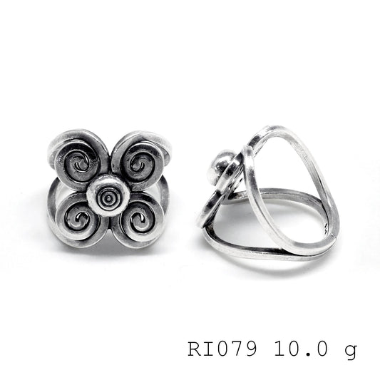A dreamy line, cast in silver. Snail line silver ring.