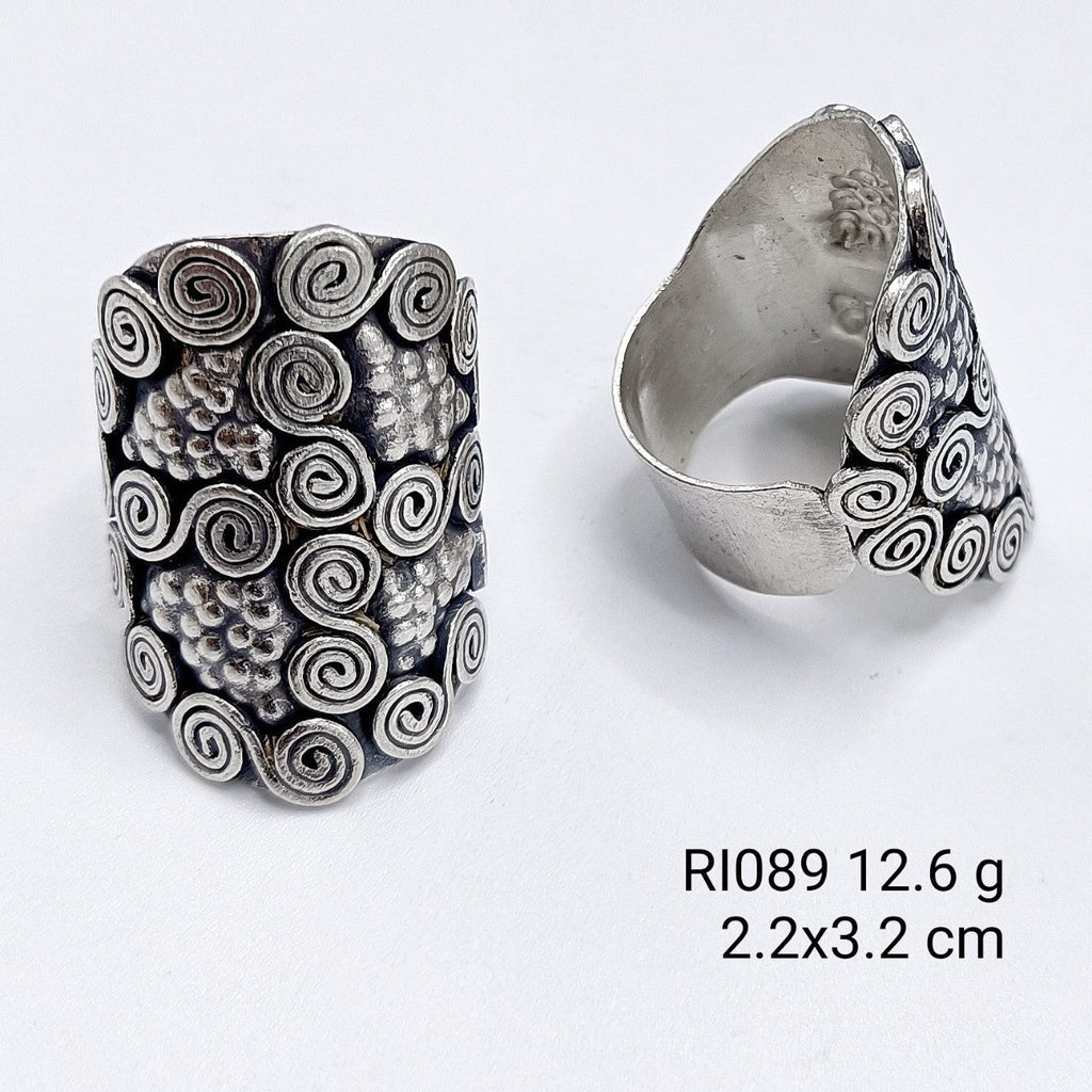 The perfect accent piece. Snail line silver ring.