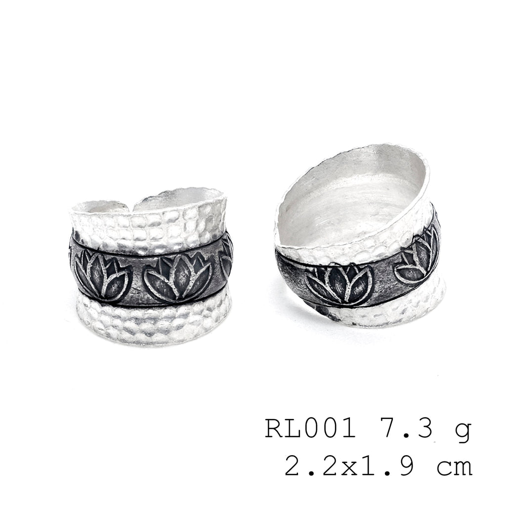 Petals that never fade on a silver ring.