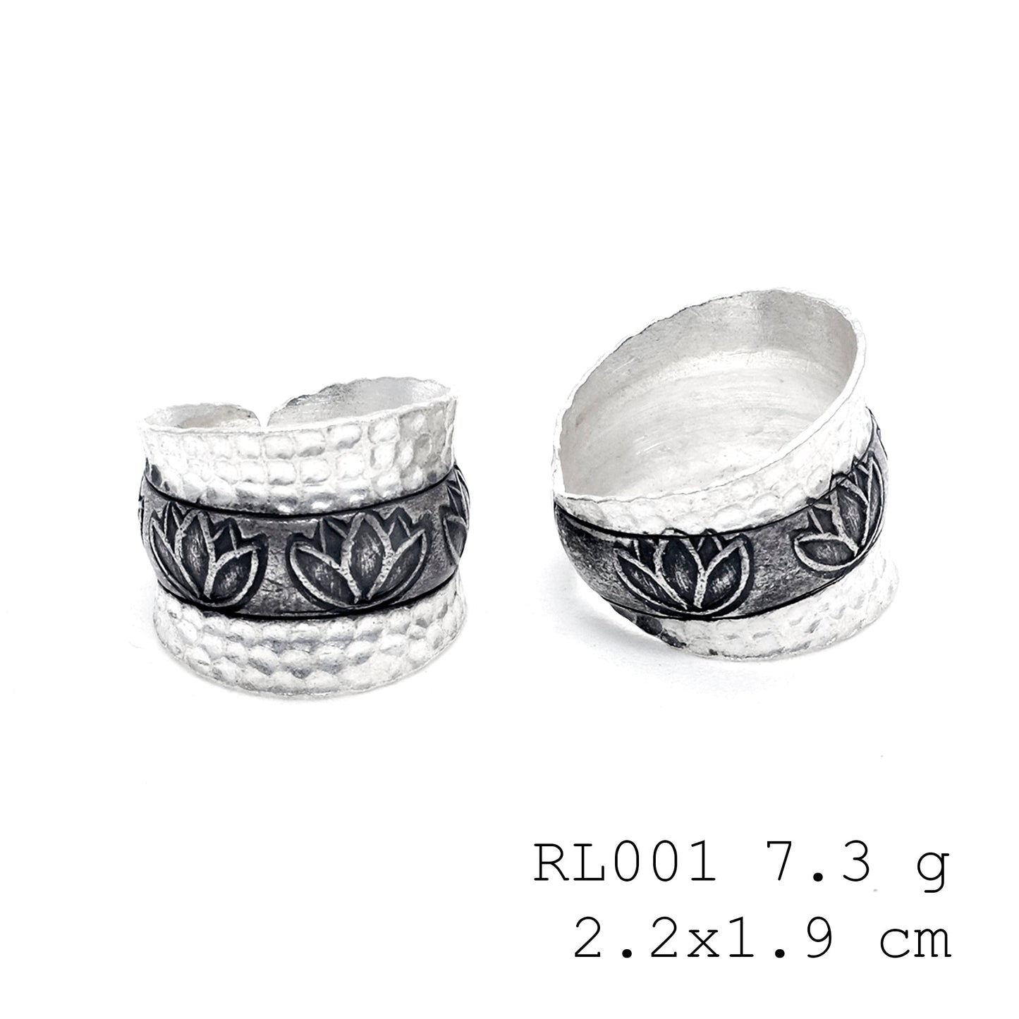 Petals that never fade on a silver ring.