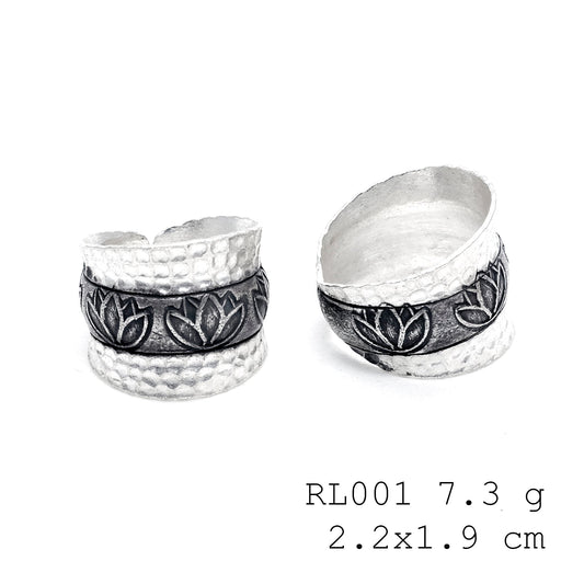 Petals that never fade on a silver ring.