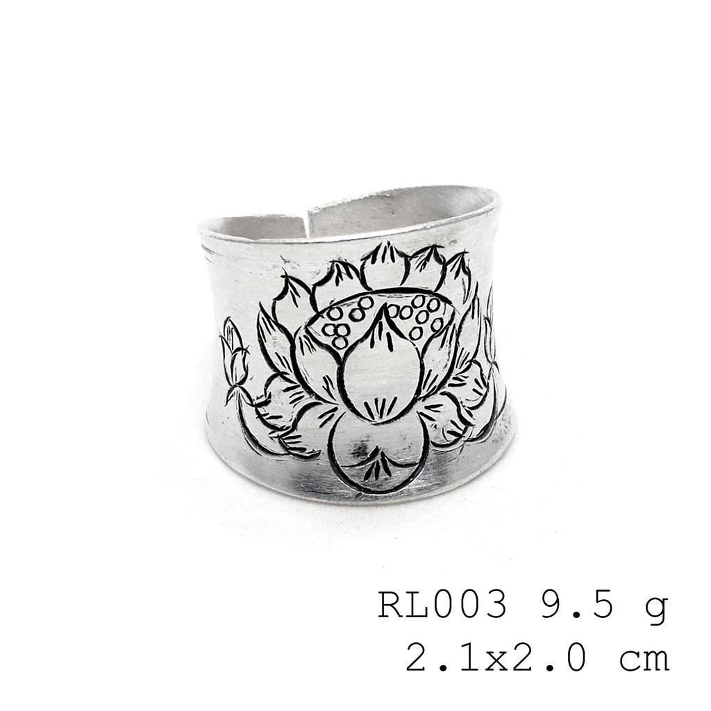 For the flower lovers: a pure silver ring.