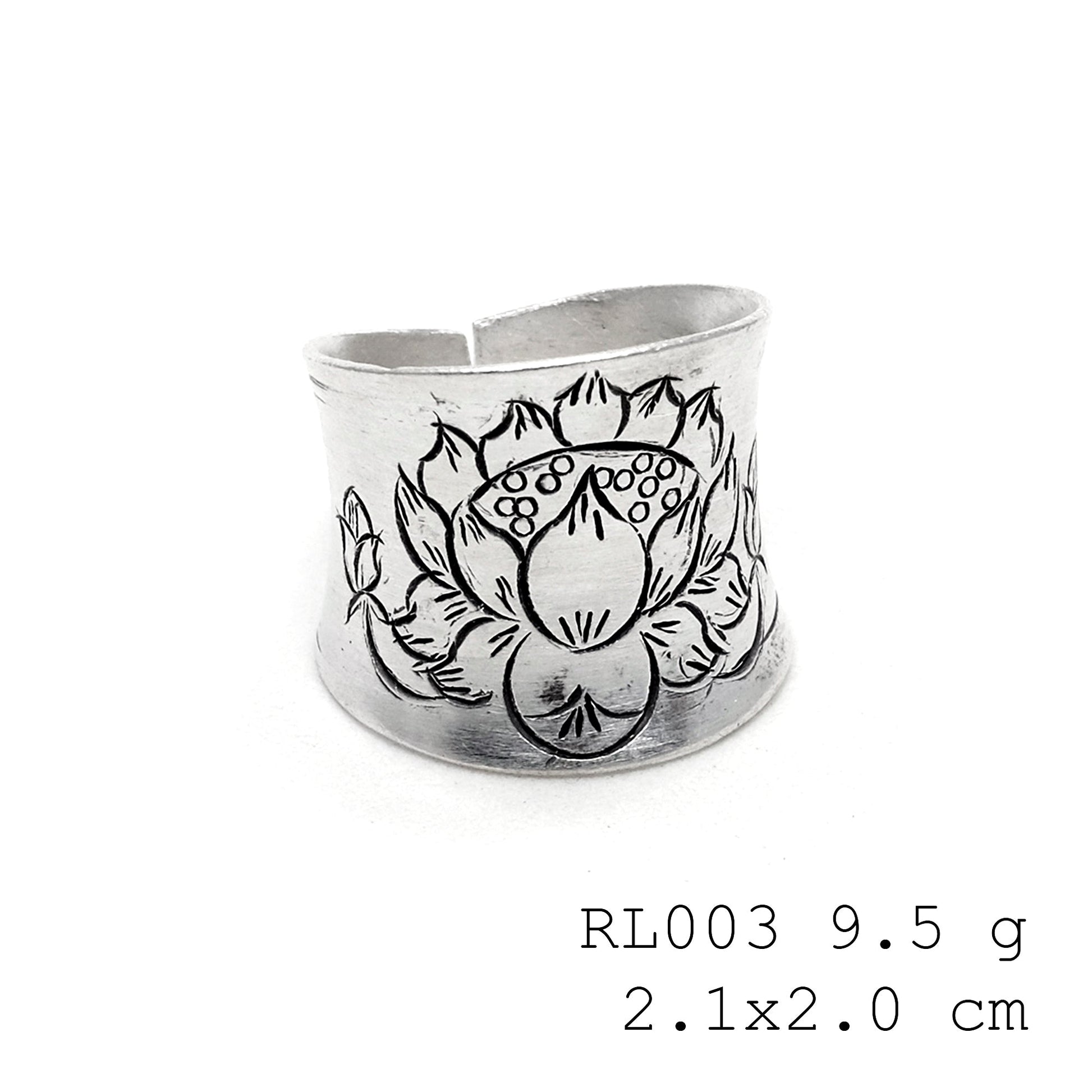 For the flower lovers: a pure silver ring.