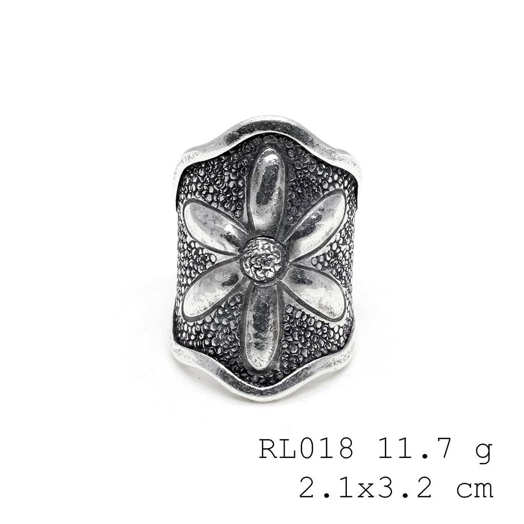 A garden on your hand: this silver ring.