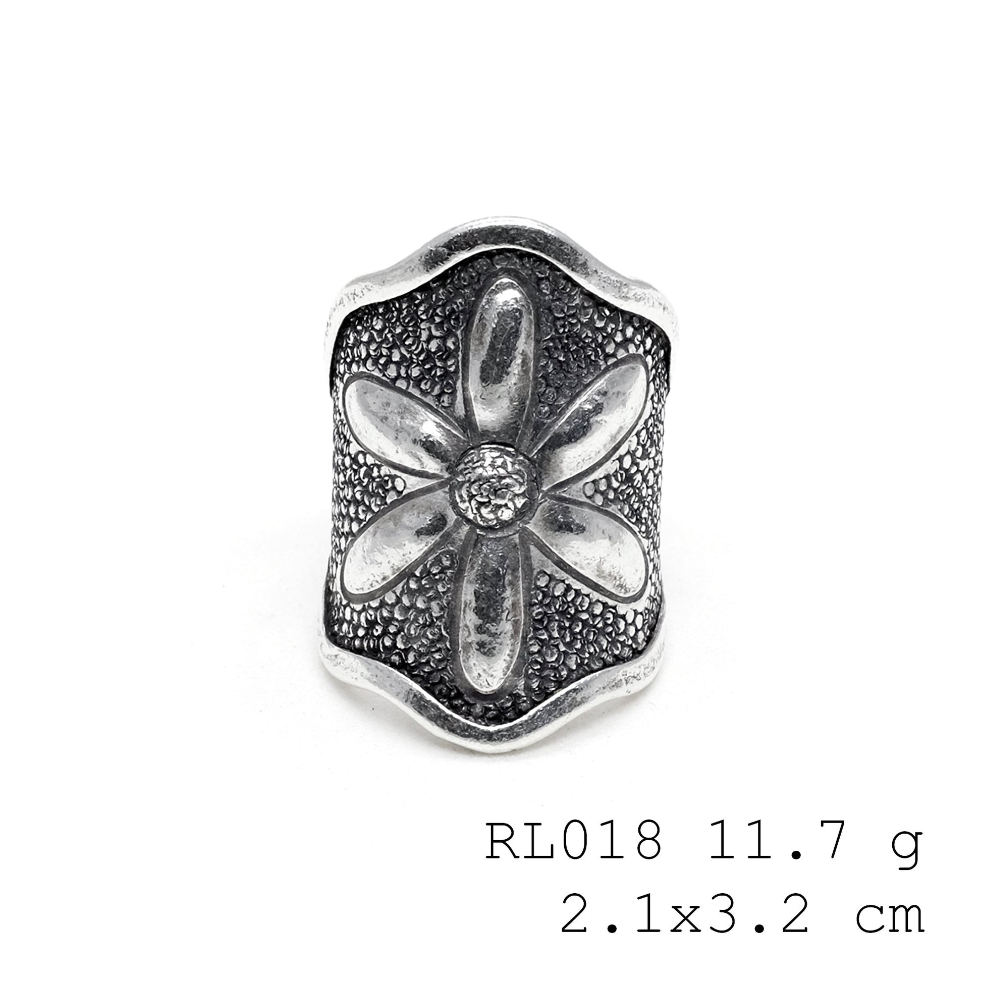 A garden on your hand: this silver ring.