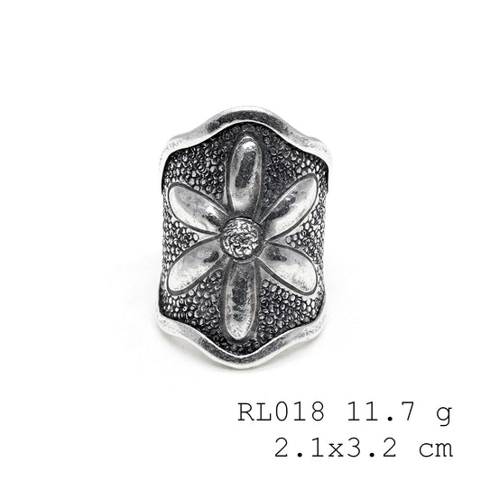 A garden on your hand: this silver ring.