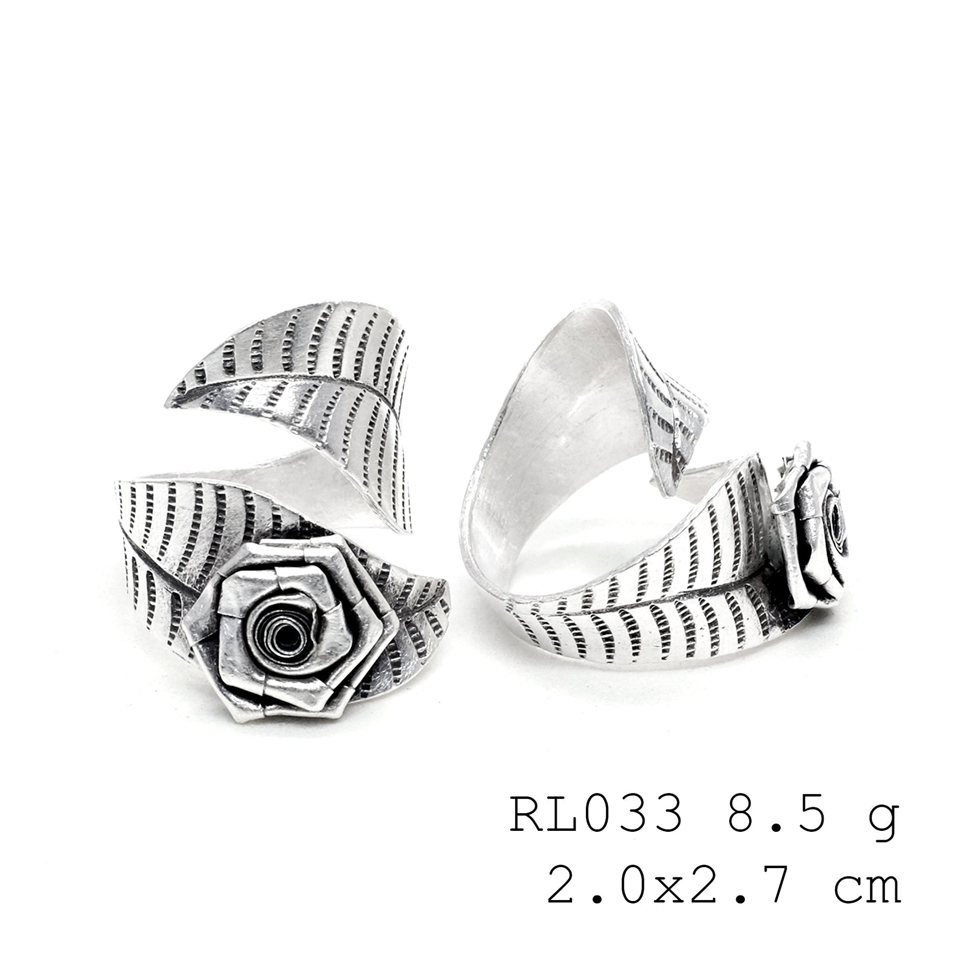 Romantic vibes with this floral silver ring.