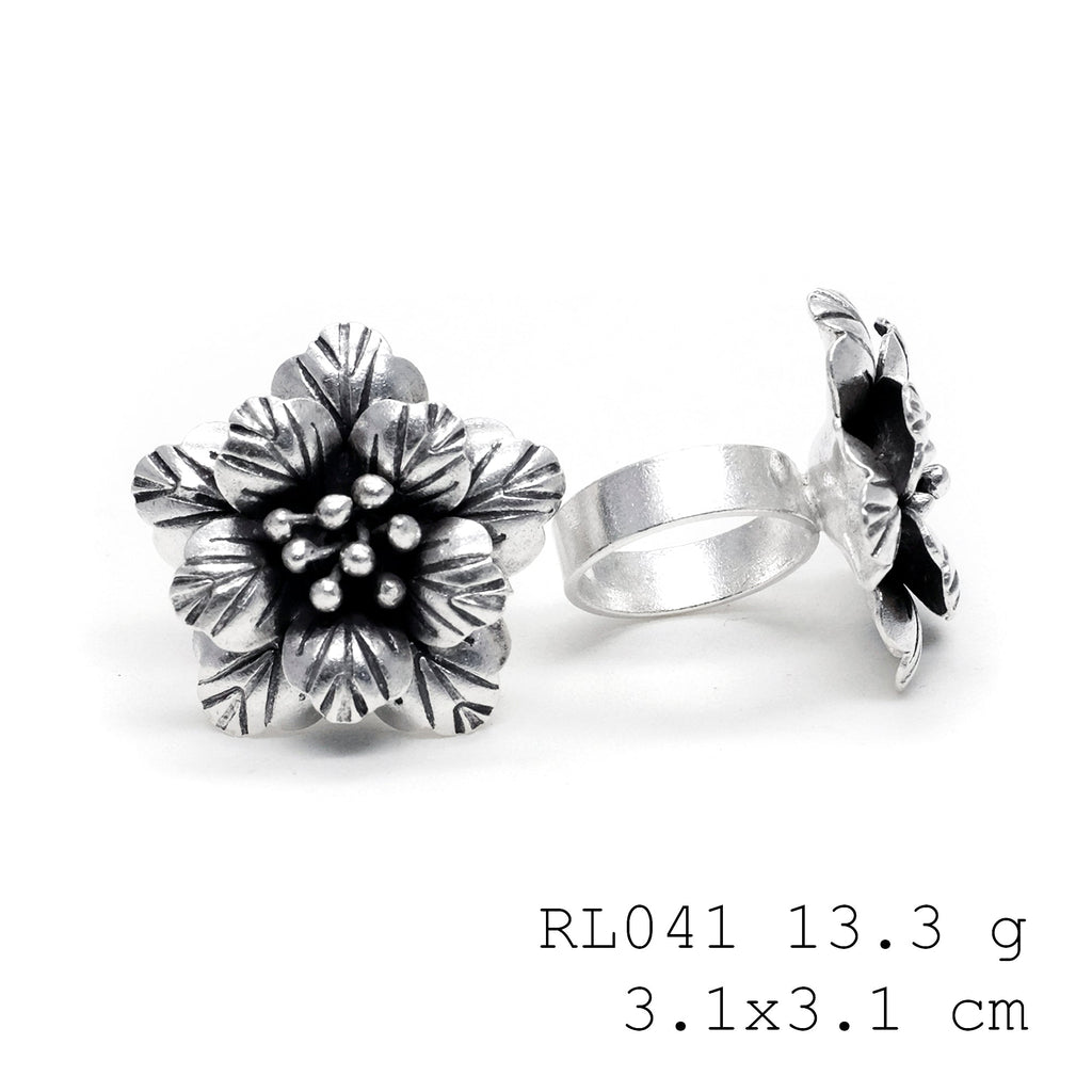 Sophistication meets nature in this silver ring.