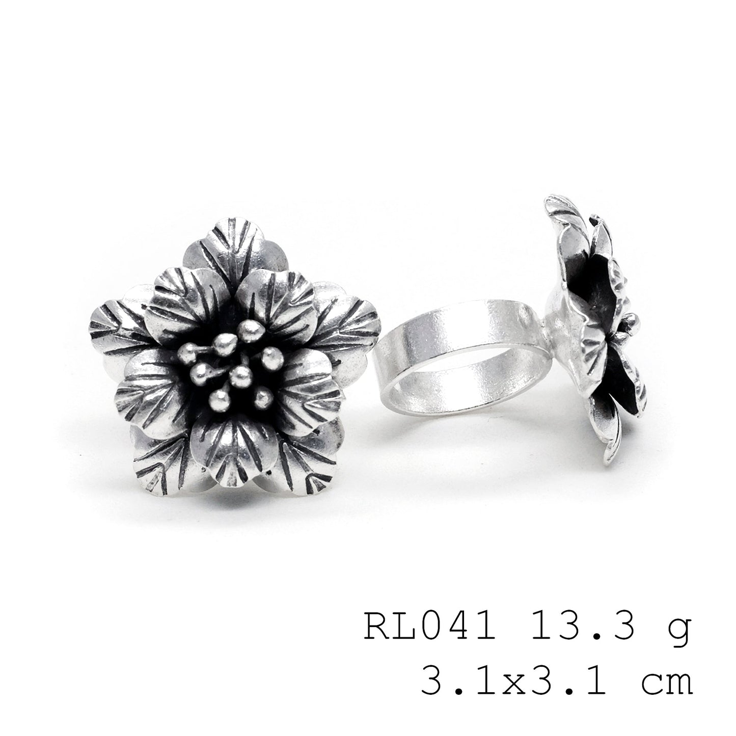 Sophistication meets nature in this silver ring.