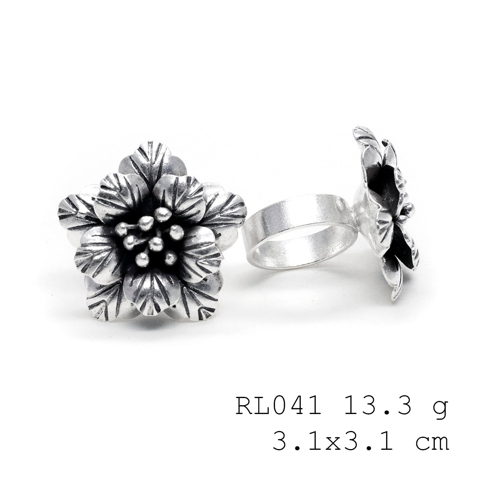 Sophistication meets nature in this silver ring.