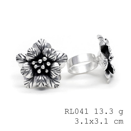 Sophistication meets nature in this silver ring.