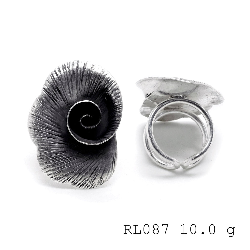 A touch of spring in a silver ring.