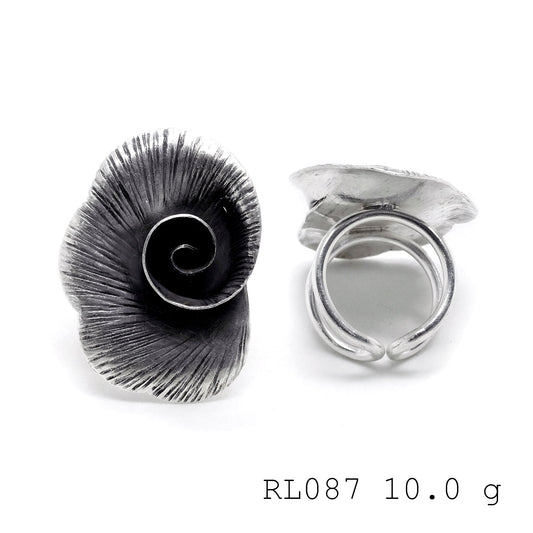 A touch of spring in a silver ring.